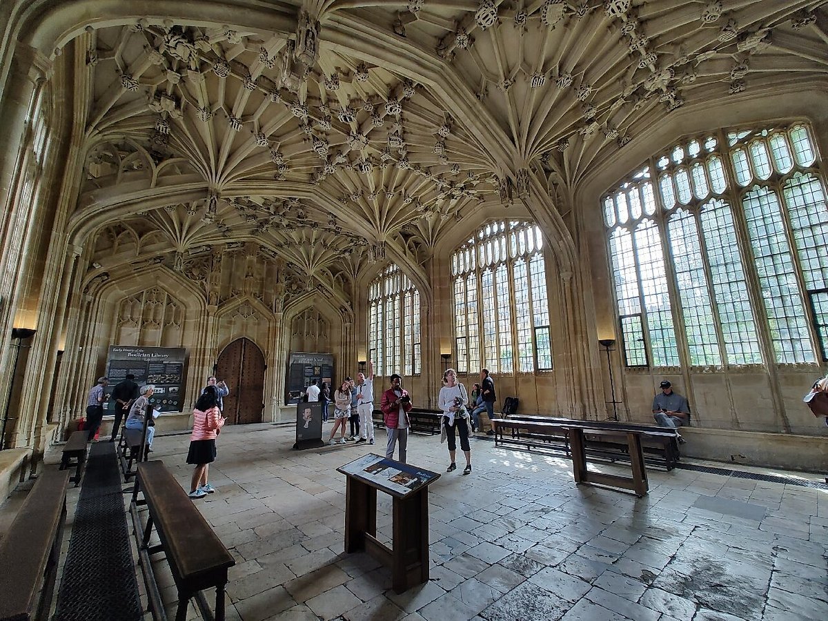 Oxford Tour Guide Iain in the Divintiy School
